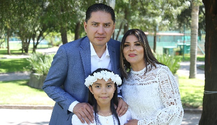  Pamela con sus papás Óscar Valadez y Lupita Serna.
