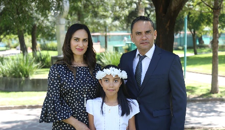  Pamela con sus padrinos Nora Cano y Antonio Valadez.