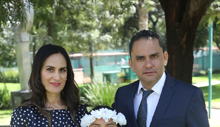  Pamela con sus padrinos Nora Cano y Antonio Valadez.