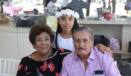  Pamela con sus abuelos, Amparo Camacho y Leandro Serna.
