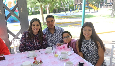  Marisol Ortiz, Gerardo Serment, Nicolás y Montserrat Narváez.