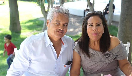  Isaías Rodríguez y Mely Serna.