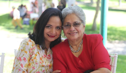  Laura Valadez y Guadalupe Guerrero.