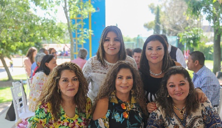  Lupita Serna con sus amigas.