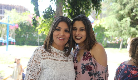  Lupita Serna y Sofi Ortiz.