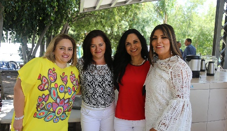  Lupita con sus amigas.