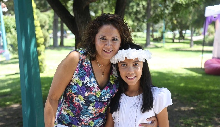  Pamela con su madrina de Bautizo Martha Hernández.