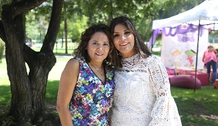  Martha Hernández y Lupita Serna.