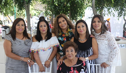  Amparo Camacho con sus hijas.