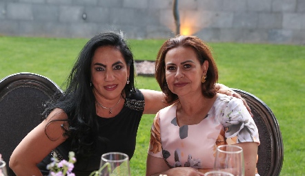  Elsa Nájera y Emma Vallejo.