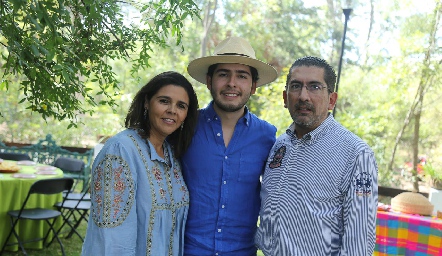  Gerardo con sus papás Paty Valadez y Gerardo Bocard.