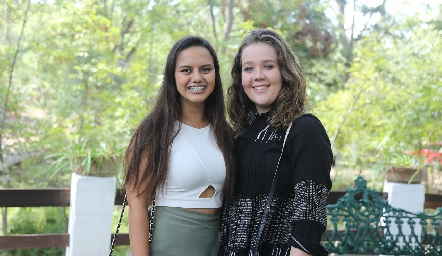  Arantza Pérez y Maricarmen Mendizabal.