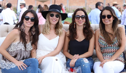  Andrea Urquiza, Patricia Pérez, Ana Cristina González y Samantha Contreras.