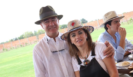  Rafael Olmos y Adriana Carrera.