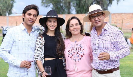  Mario Martell, Sandra Villalobos, Sandra Estúa y Alejandro Villalobos.