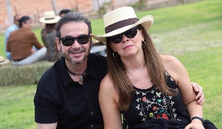  Víctor Tena y Vanessa Salcido.