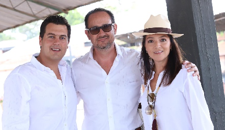  Javier Abella, Manuel Toledo y Adriana Calderón.