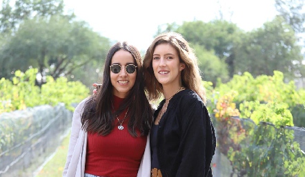  Eugenia Cortés y Clarisa Abella.