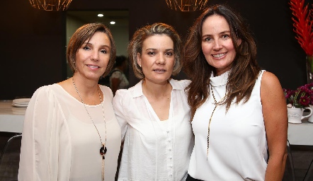  Beatriz Lavin, Laura Monsech y Paulina Quiroz.