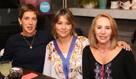  Ana Hunter, Elsy Guerra y  Laura Lavin .
