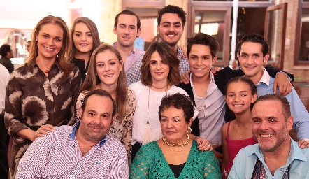  Rosita junto a sus hijos y nietos.