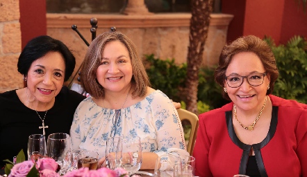  Norma Alvarado, María Alvarado y Estrella Alvarado.