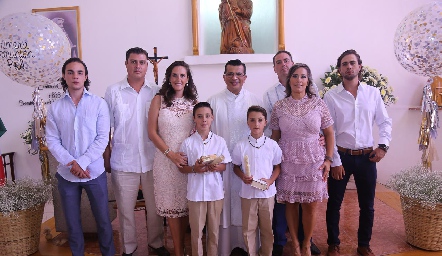  Mauricio Morales, Rolando Muñoz, Paola Meade, Rol Muñoz, Padre Rubén Pérez, Emiliano Muñoz, Emilio Heinze, Michelle Zarur y José Miguel Morales.