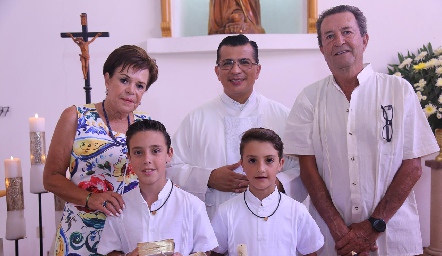  Rolando y Emiliano con sus abuelos maternos Paty del Peral y Mauricio Meade y el padre Rubén Pérez.