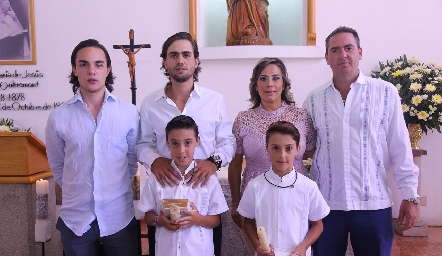 Rol y Emiliano con sus padrinos Mauricio Morales, José Miguel Morales, Michelle Zarur y Emilio Heinze.