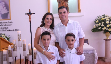  Rolando y Emiliano con sus papás Paola Meade y Rolando Muñoz.