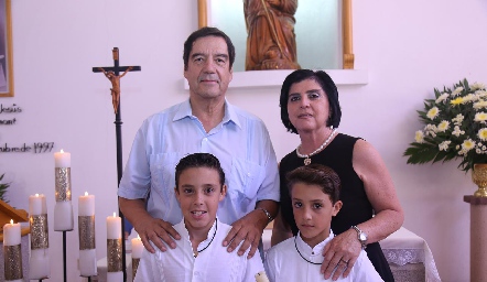  Rolando y Emiliano con sus abuelos paternos Rolando Muñoz y Marisol Acebo.