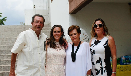  Mauricio, Paola, Paty y Anuschka Meade.