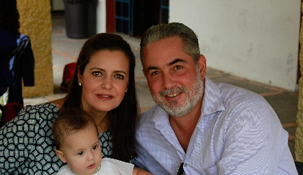  Begoña López y Alexander Sharp con su hija.