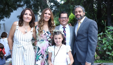  Manu acompañada de sus papás y padrinos, María José Abaroa, María Espinosa, Checo Quibrera y Juan Pablo Zambrano.