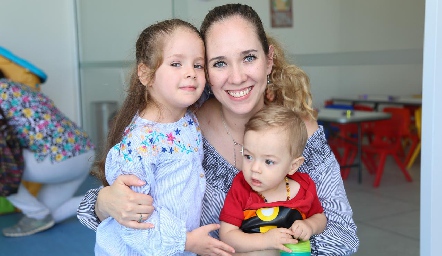  Sofía Siller con Sofí y Héctor Zarzosa.