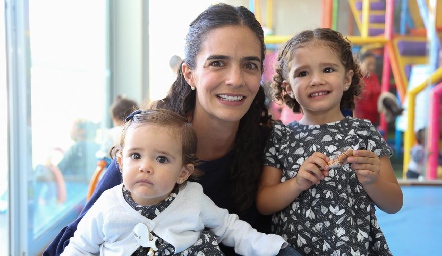  Mariana Vivanco  con sus pequeñas.