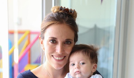  Daniela Llano y su bebé.