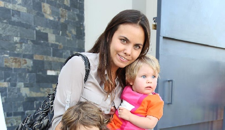  Olga Chávez con Iker y Emilia Kaiser.
