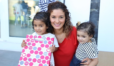  María José Hernández con Mía y Marcela.