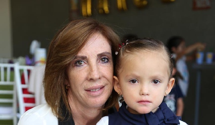  Covadonga Pérez con su nieta Danna Valdez.