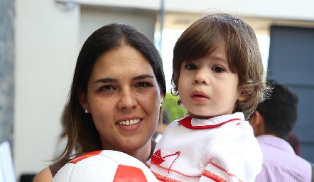  Pily Allende con su hijo.