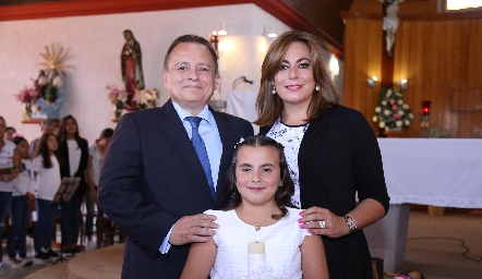  Juan Carlos Barrón y Mariana Azcargota con su hija Sofía.