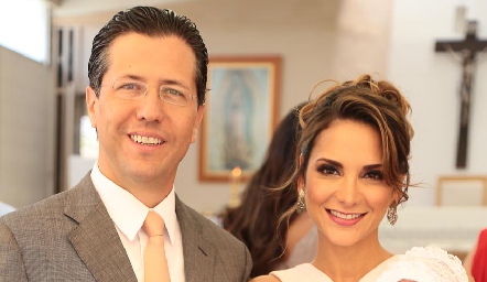  Miguel Guerra y Ana Lía Maggiori con su ahijada Montse.