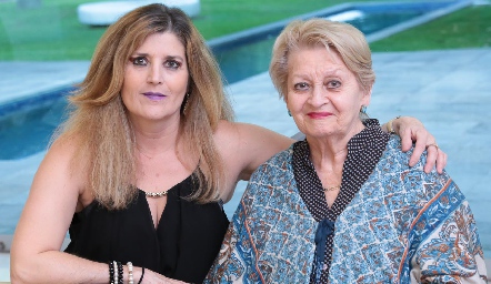  Silvia Foyo y su mamá Leticia de Foyo.