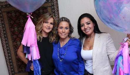 La anfitriona, Michelle Zarur con Erika Olivares y Jessica Torres.