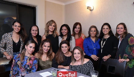  Las cumpleañeras con sus amigas.