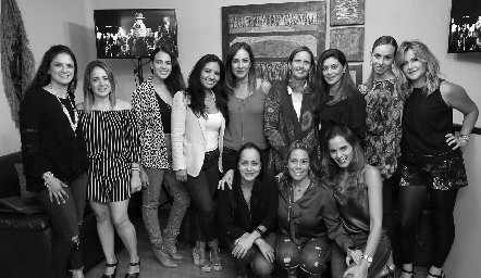  Con las cumpleañeras.