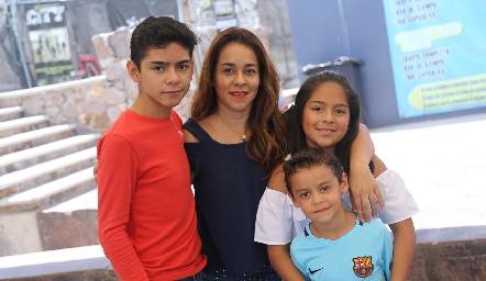  Margarita Torres con sus hijos Jorge, Andrea y Juan Pi Juárez.