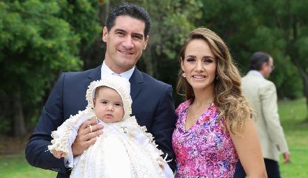  Amadeo Calzada y Alejandra Salas de Calzada con su hijo Amadeo.