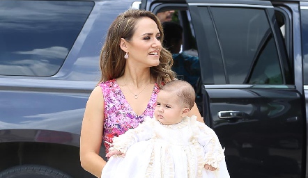  Alejandra Salas con su hijo Amadeo .